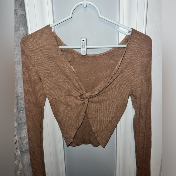 Crop front twist long sleeve shirt perfect for spring - Picture 1 of 3
